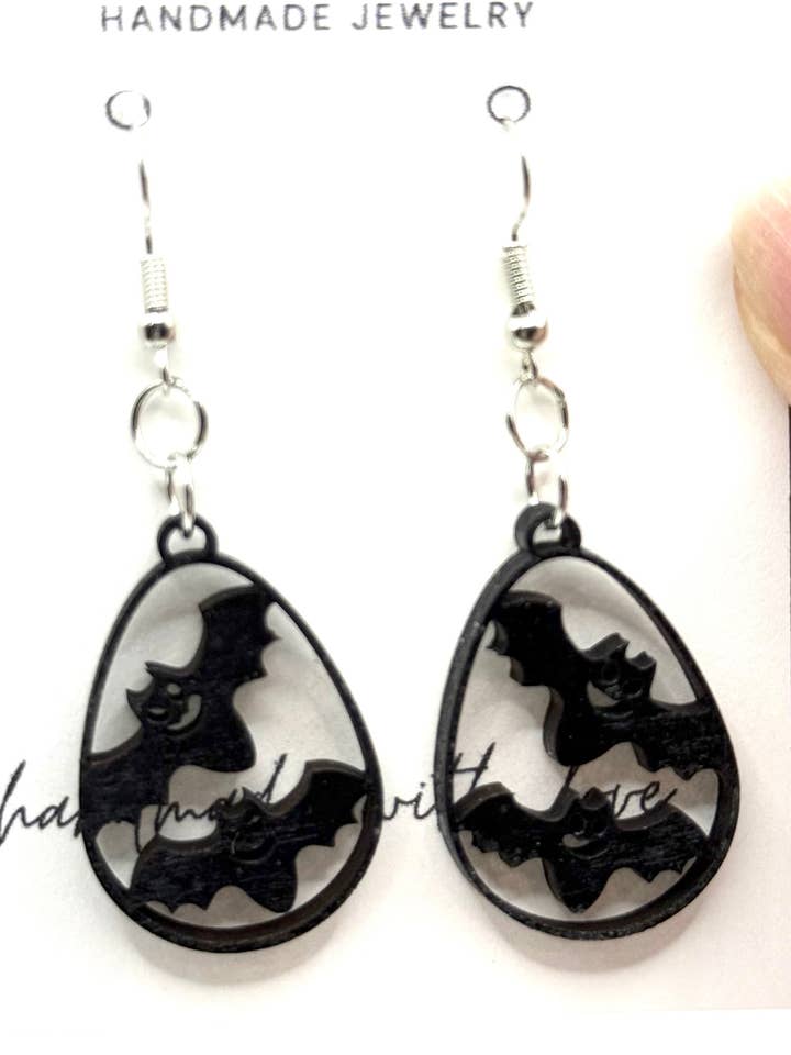 Hängeohrringe mit Fledermaus für den Großhandel von Hound Dog Boutique