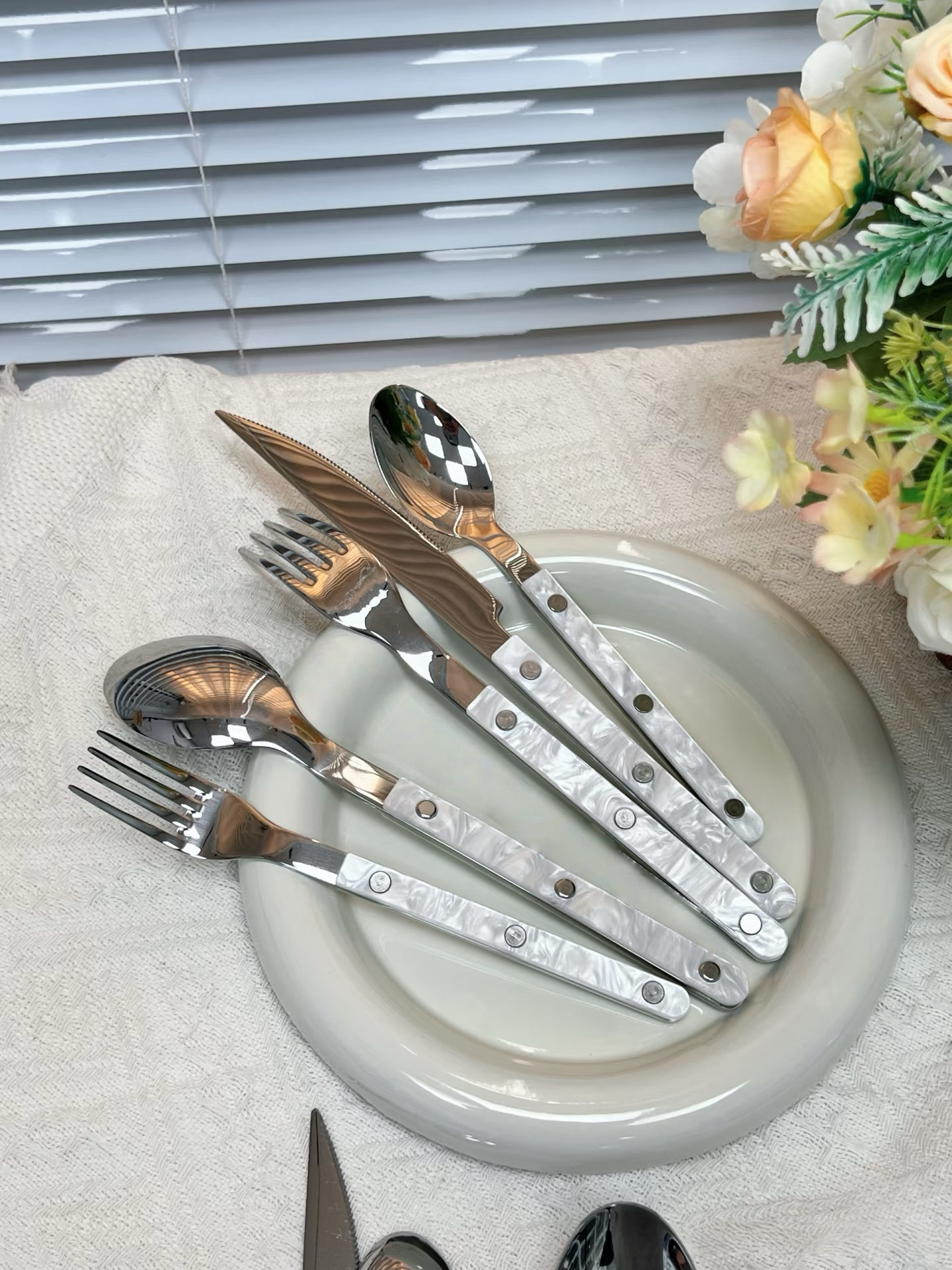 INSPECIAL HOME - Wholesale Flatware Set - Set of 10 Pcs Modern Nebula Pattern Cutlery Flatware Utensil1