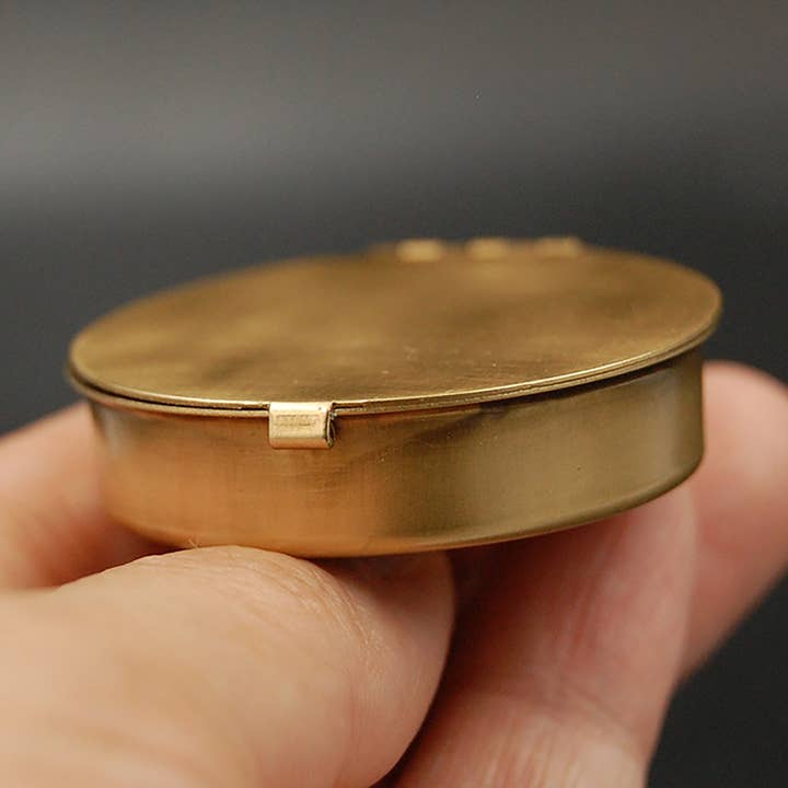 Caja de pastillas o joyero pequeño redondo de latón de 1,6" limpio y simple — ¡Perfecto y discreto pastillero para bolso o bolsillo! para venta al por mayor de Metal Cloth & Wood