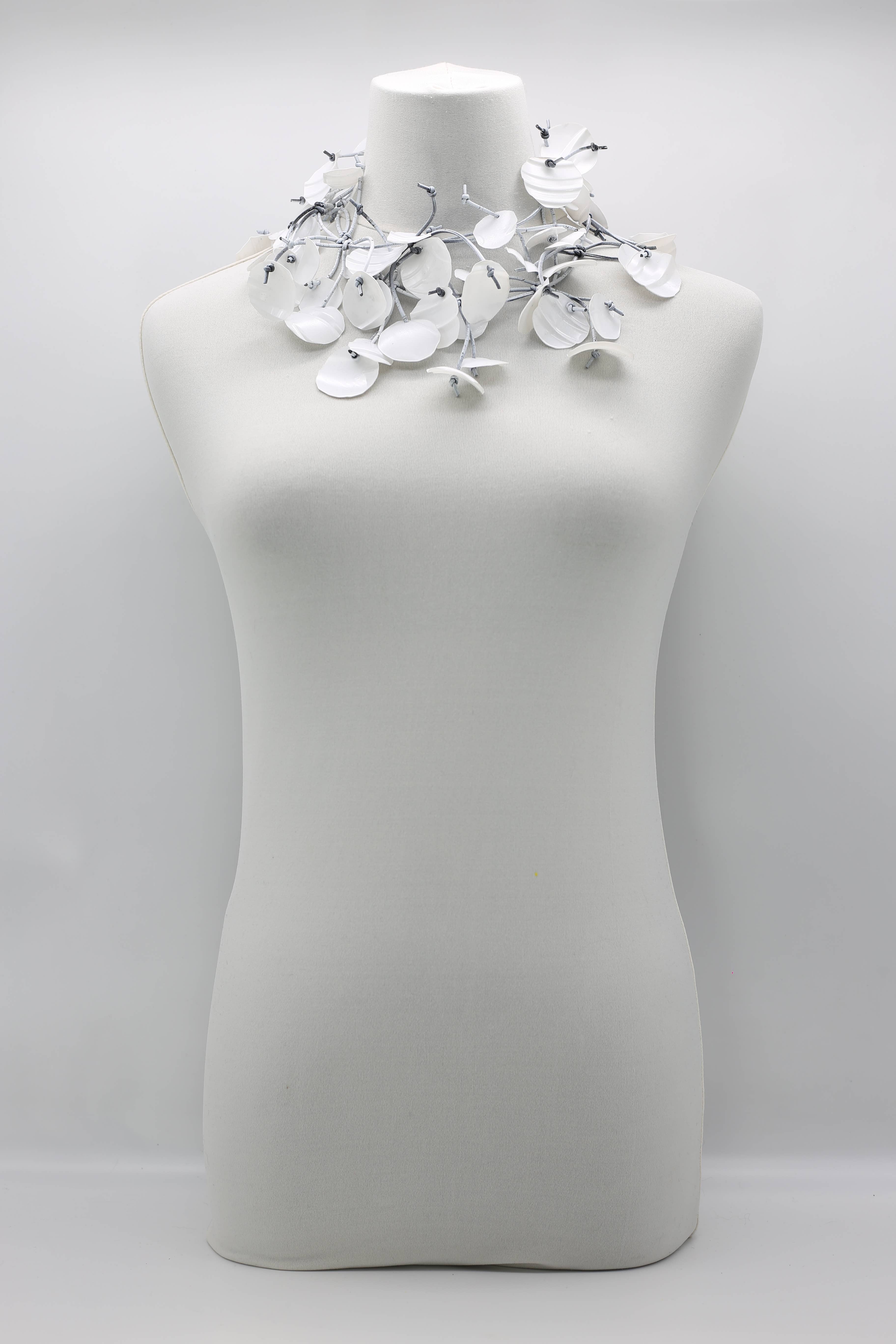 Jianhui London – Großhandel Statement-Halsketten – Halskette mit Seerosenblättern aus recyceltem Kunststoff, lang, handbemalt30