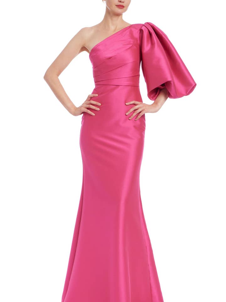 Abito da sera Badgley Mischka con maniche a sbuffo asimmetriche a un solo spalla, corpetto drappeggiato plissettato e gonna a sirena. per la vendita all'ingrosso da parte di Immediate Apparel