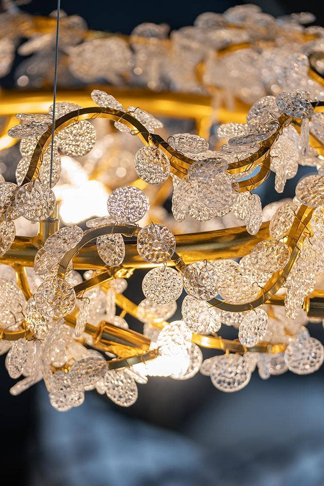 A&B Home Group Inc. – wholesale Ljuskrona/hängande ljus – 23,5x23,5x19,5" Guld/Klar Ljuskrona Lager på Lager Korallrev3