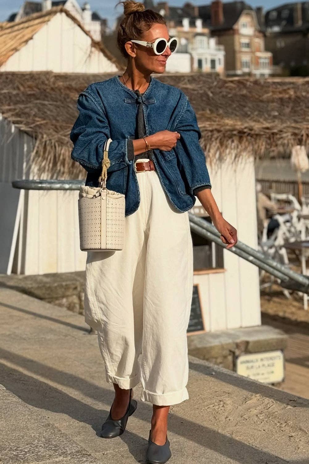 Sail Blue Giacca di jeans blu vintage con chiusura a vela, grandi tasche applicate, taglio dritto e lavaggio profondo. in vendita all'ingrosso su Faire3