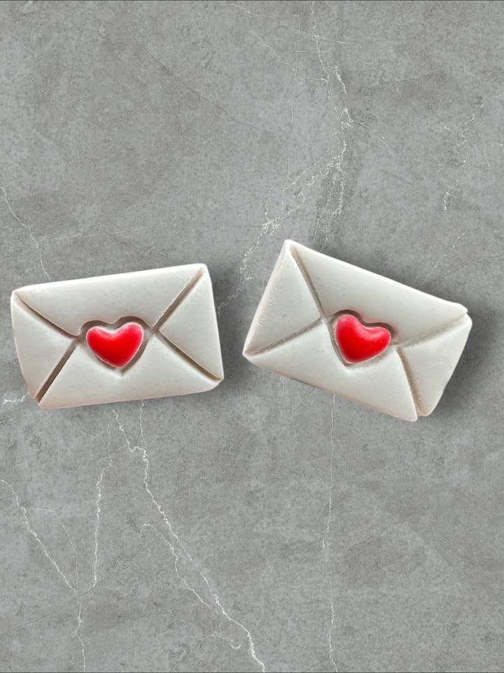 Lettere d'Amore - Orecchini a Perno in Argilla Polimerica per la vendita all'ingrosso da parte di Curio Cab