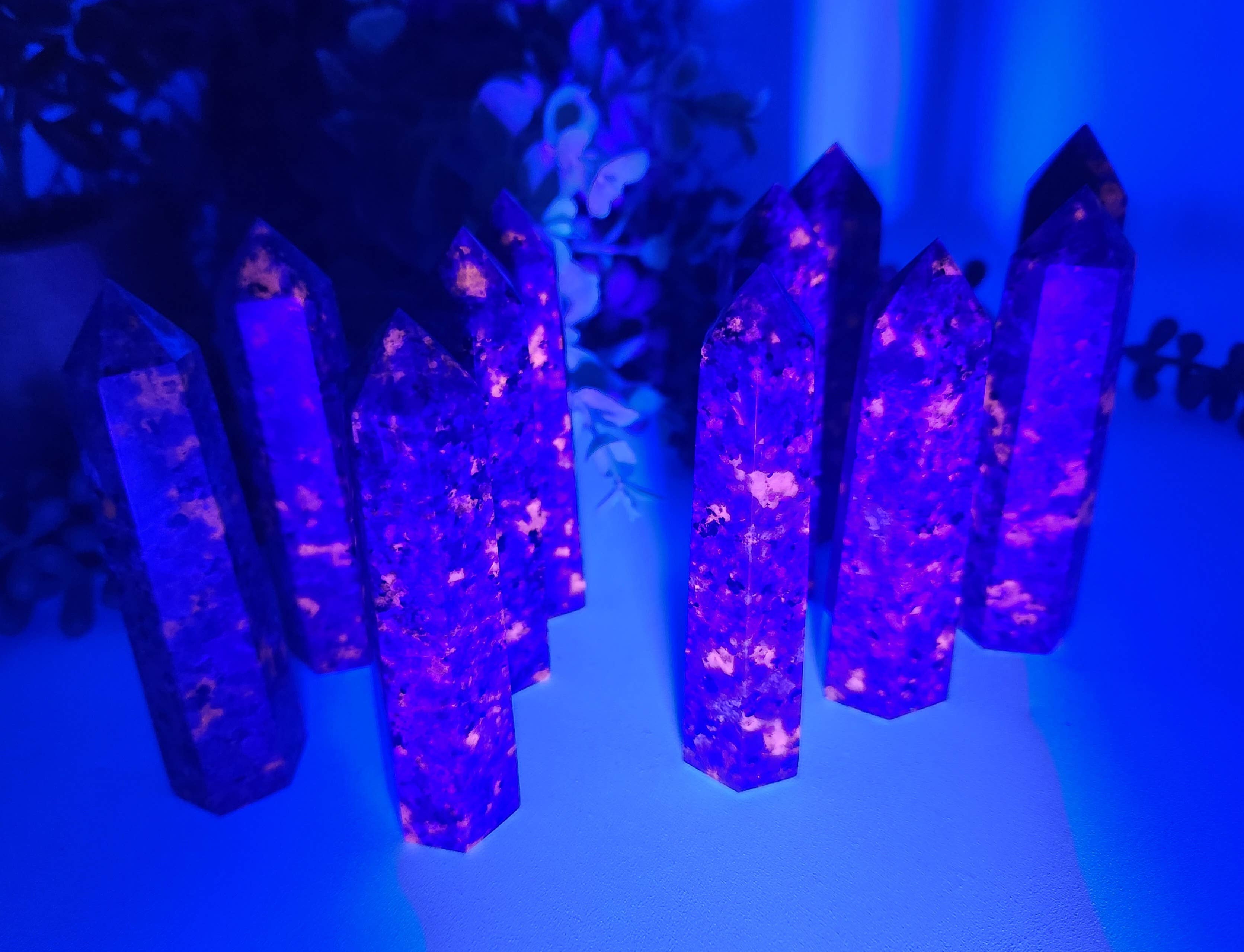 Meraki Gemstones - Vendita all'ingrosso Pietra/cristallo spirituale - Torre Yooperlite reattiva ai raggi UV (circa 8,9-9 cm) qualità AAA9