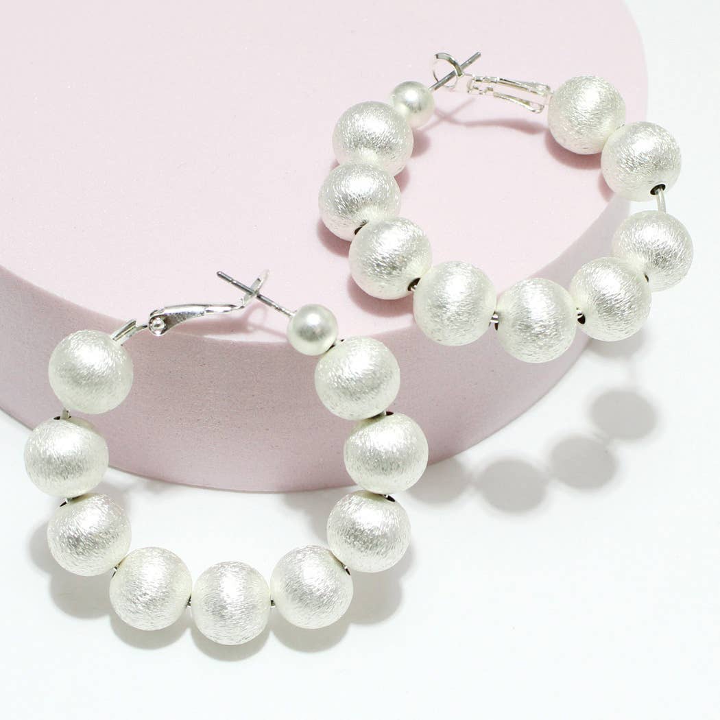 SOPHIA WHOLESALE – wholesale Hoop-örhängen – Lätt mässingsstrukturerad kulpärlörhänge3