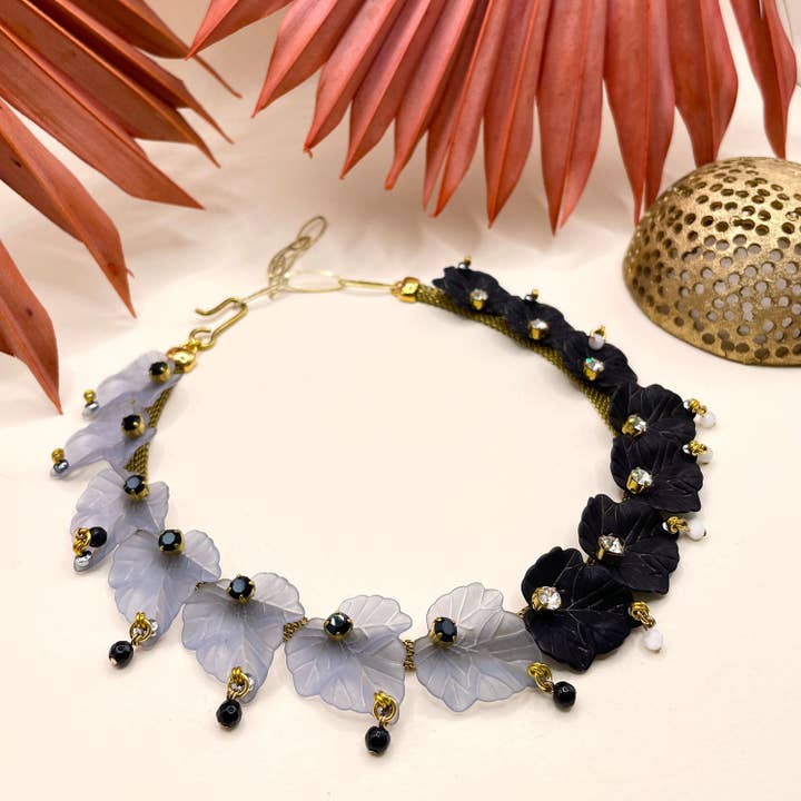 Elanor Zwart en Grijze Bladeren Ketting voor wholesale door Susi di Re