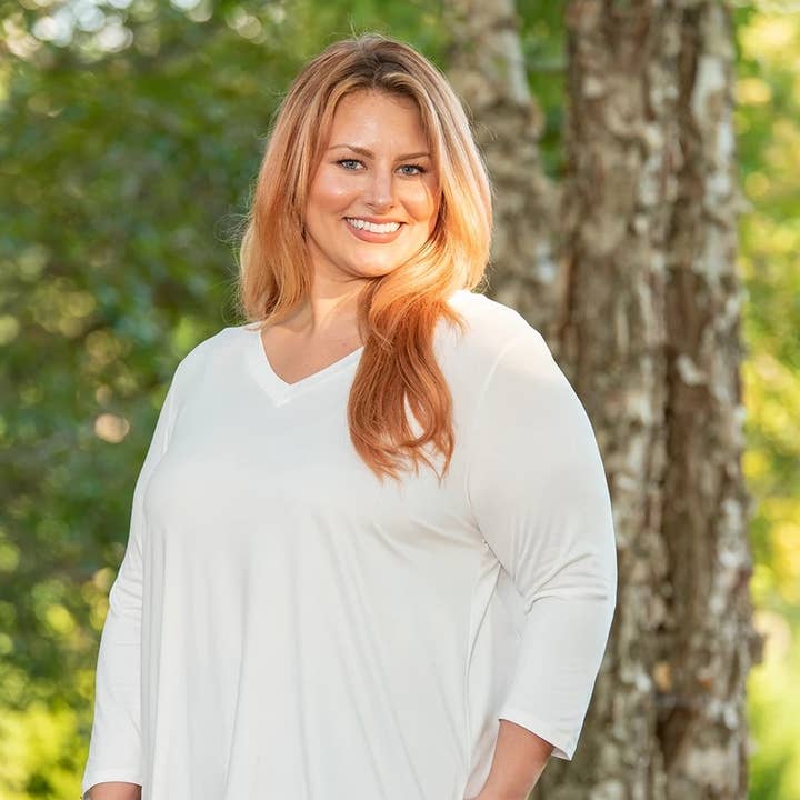 Haut à manches 3/4 à col en V basique (blanc) Régulier pour la vente par VLU STYLE