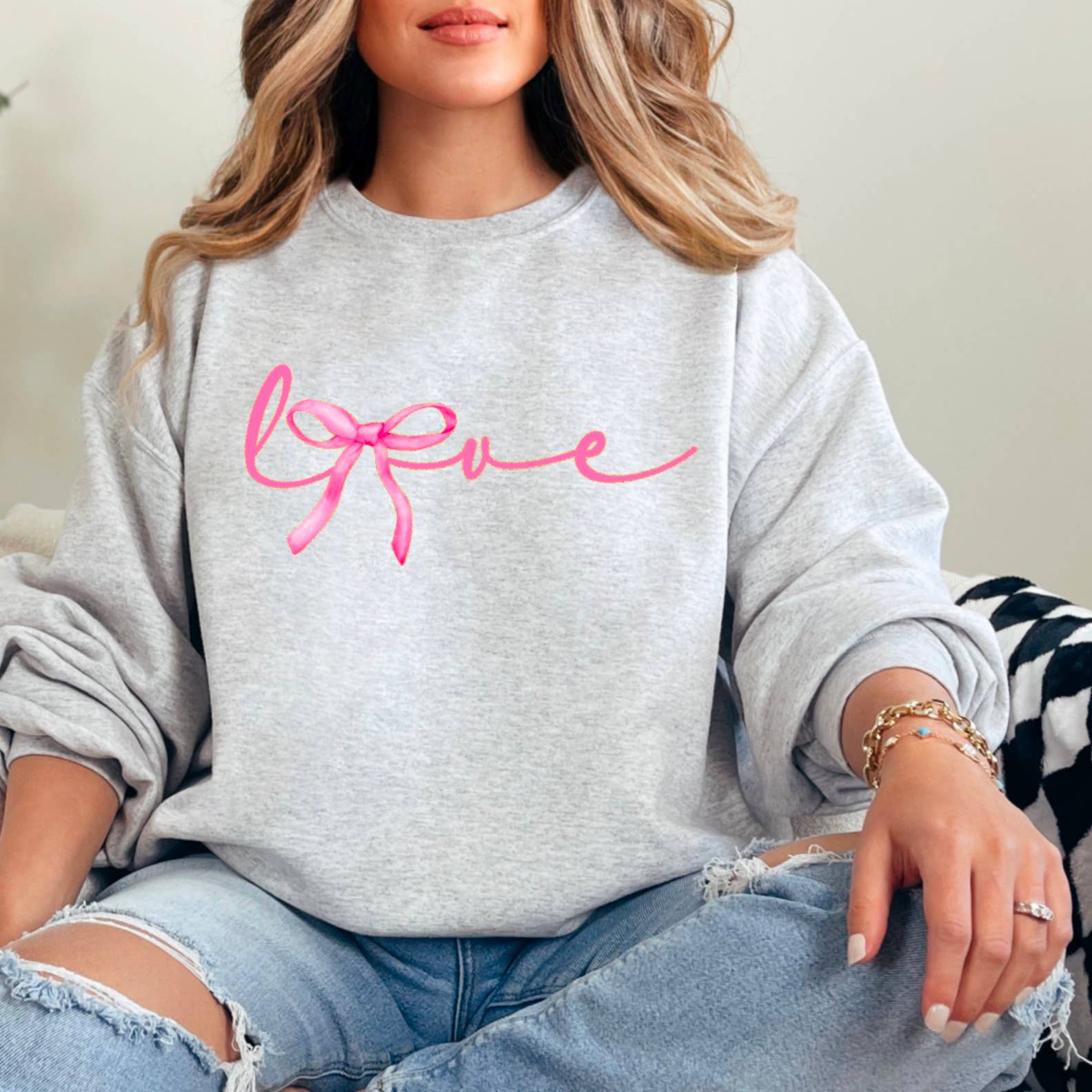 Shoppe SHC – Engroshandel Grafisk Sweatshirt - Dame – Elsk Coquette Sløjfe Sweatshirt | Skærmtrykt Sweatshirt1