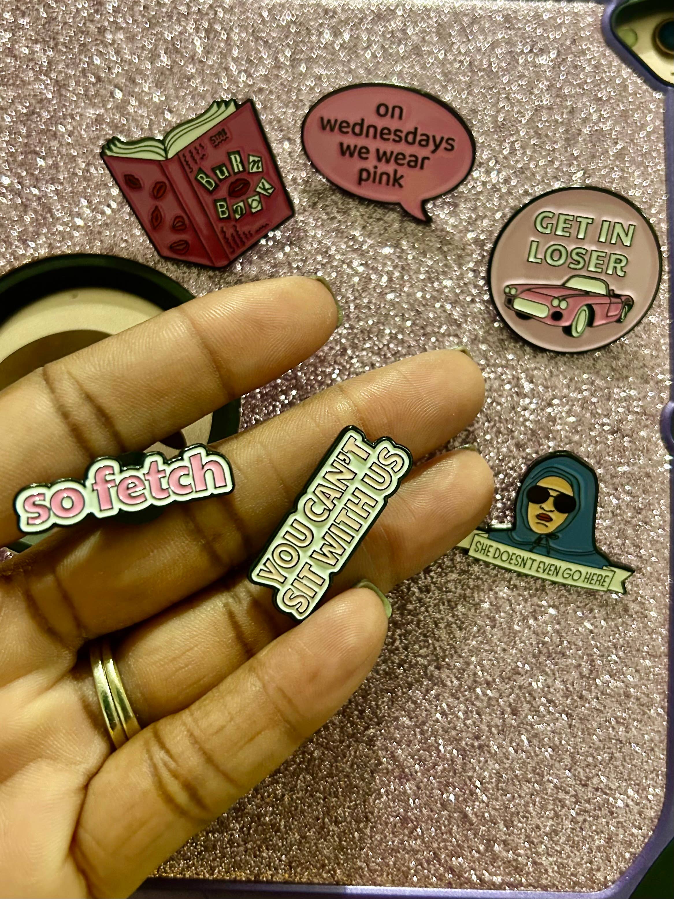 BG & Accessories - Vente Épinglettes/boutons - Des centaines d'épingles en émail - Lots mystères - Thèmes variés5