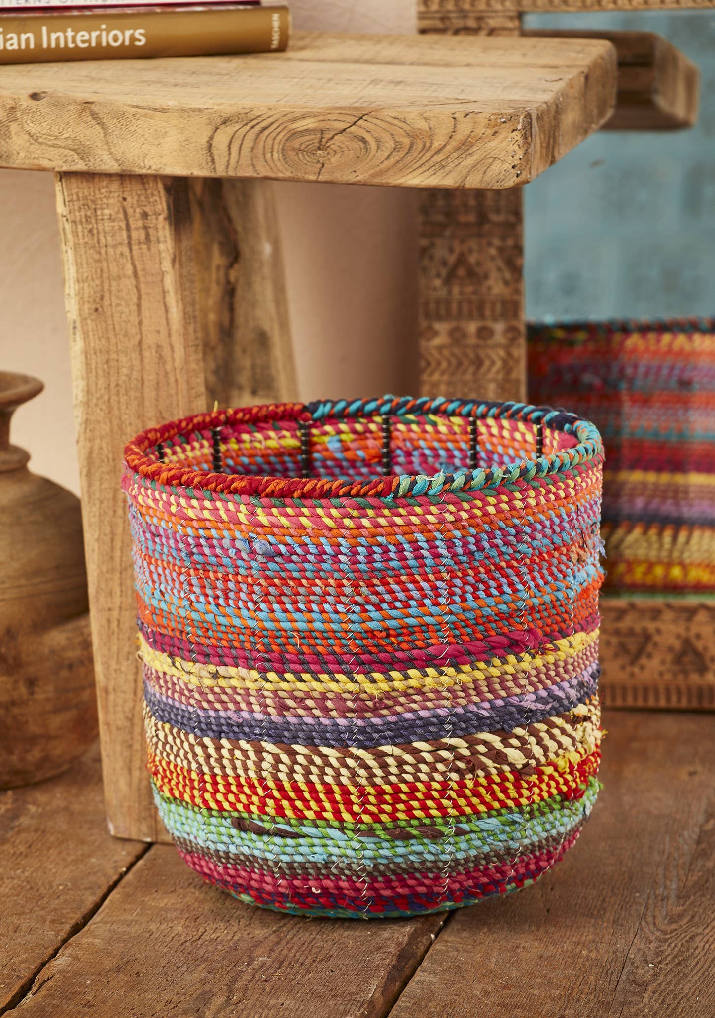 Namaste – Großhandel Korb – Hoher runder Aufbewahrungskorb mit recyceltem Stoff und stabilem Metallrahmen1