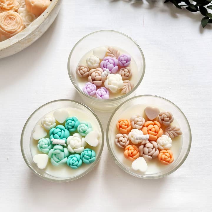 vegane Sojakerze im Glas mit Blüten Dekoration für den Großhandel von Wilma Schmucksein