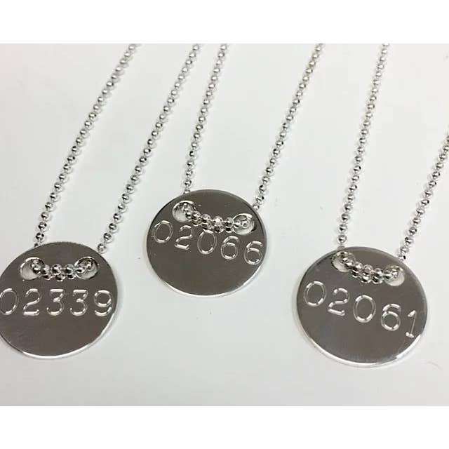 Collier disque gravé sur mesure pour la vente par Fishgirl Designs