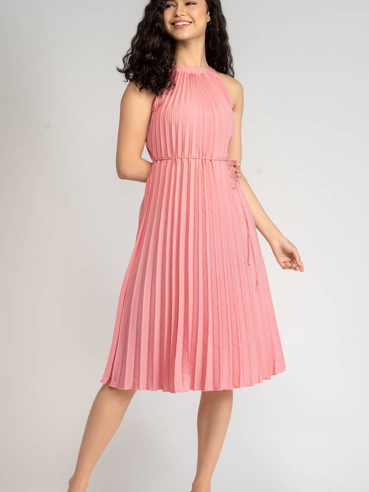 Robe courte plissée ceinturée élégante pour femmes, couleur rose pour la vente par STYLE INSTANT