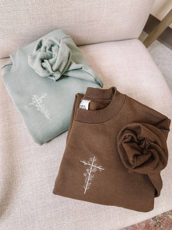 Sweat-shirt brodé en forme de croix florale pour la vente par Honey Soul LLC