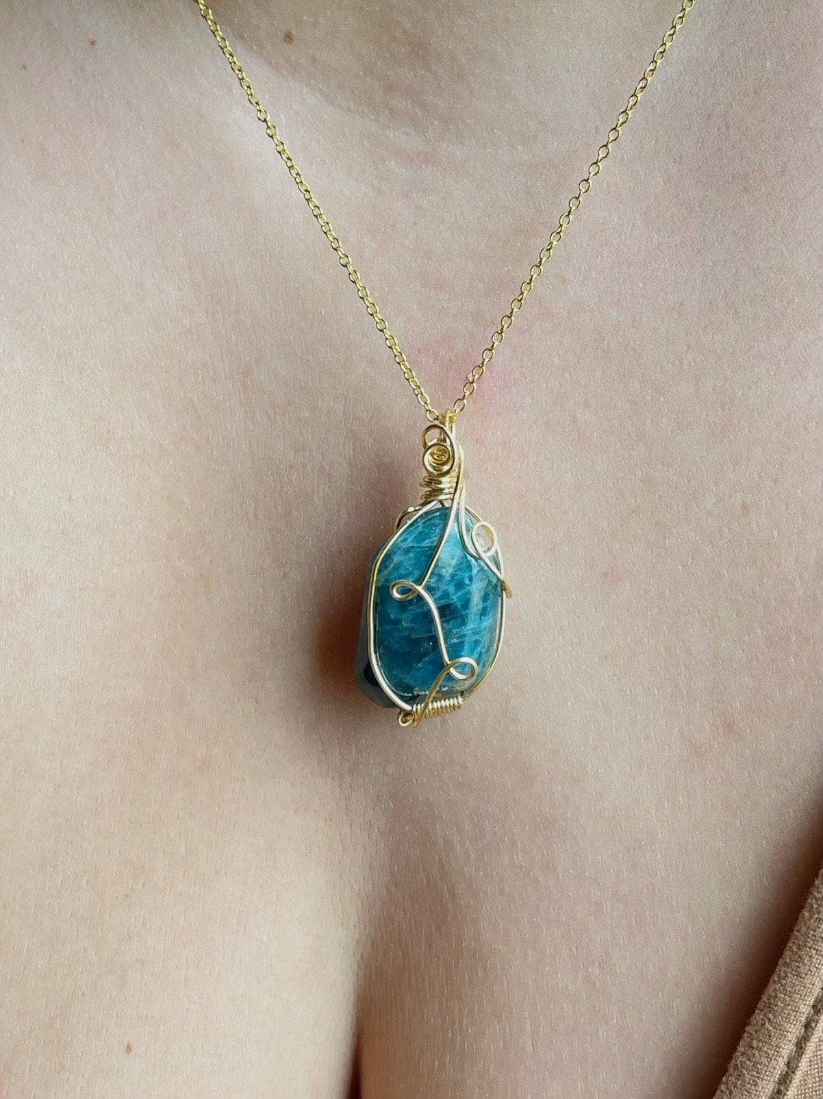 Tumbledshop - Vente Colliers à pendentif - Collier en pierre d'apatite bleue avec pendentif en cristal, Worry Stone8