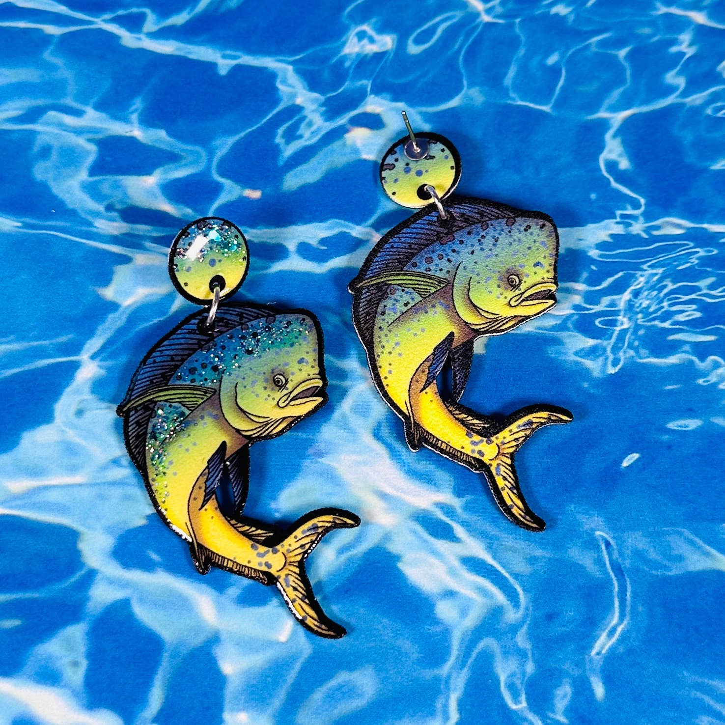 Sea Pixie Designs – Brincos de argola por atacado – Brincos pendentes de glitter Mahi Mahi, costeiros e leves4