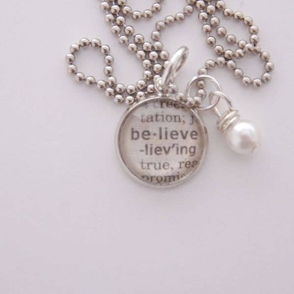 Collana con ciondolo «Believe» 1/2» per la vendita all'ingrosso da parte di KraftyKash Designs