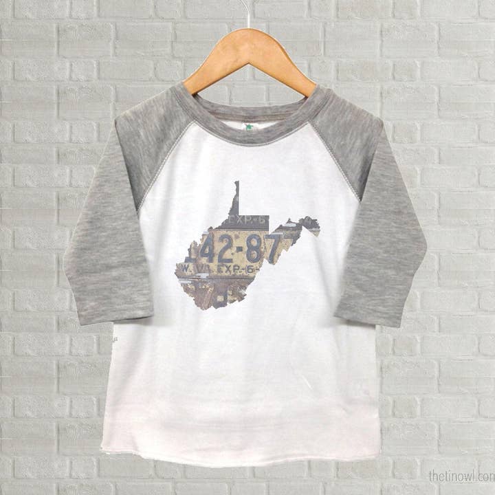 T-shirt raglan West Virginia pour jeunes - Art de plaque d'immatriculation vintage pour la vente par Juniper & Spruce