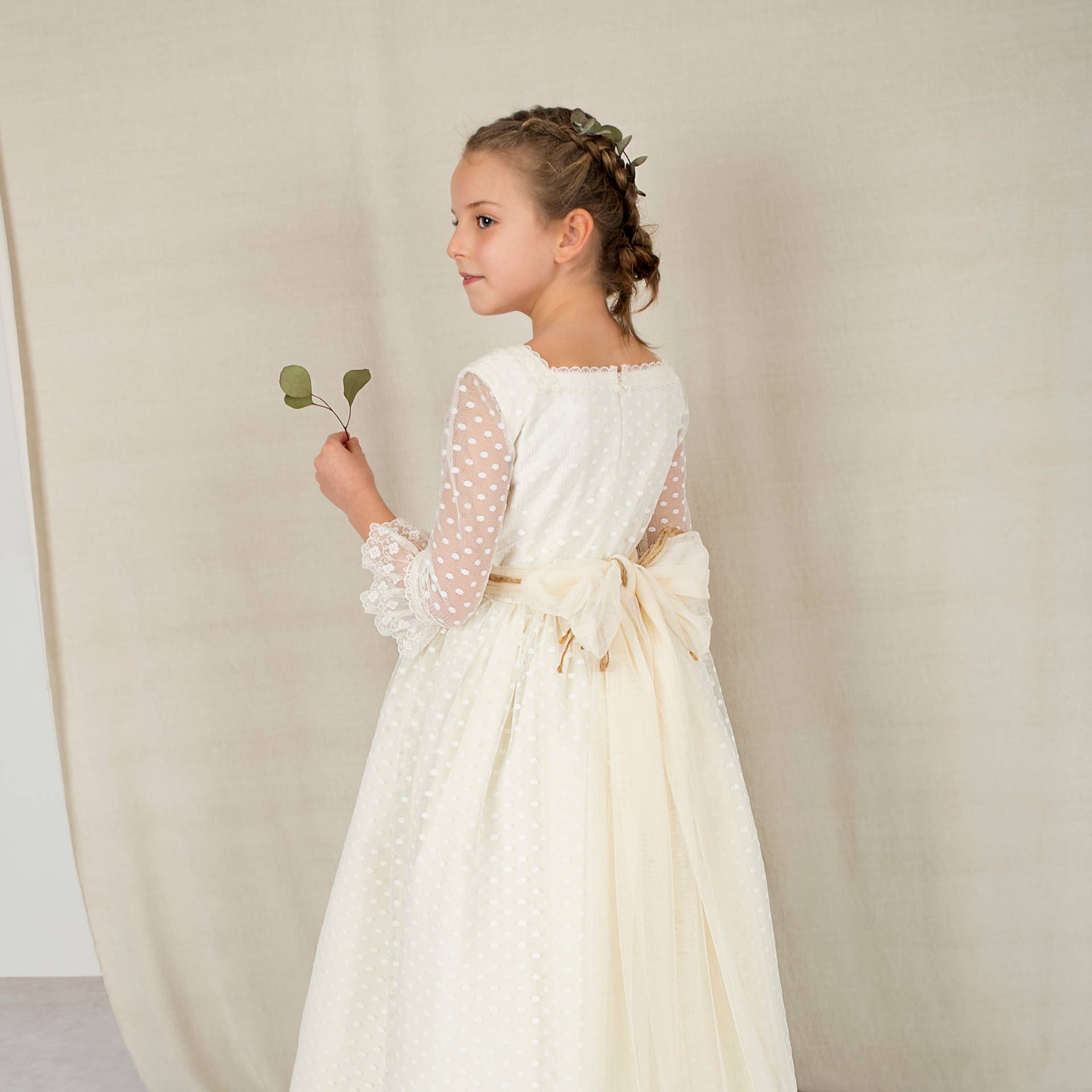 BADUM BADERO – wholesale Klänning – Barn – Kommunionsklänning Margarita i tyll med broderade prickar3