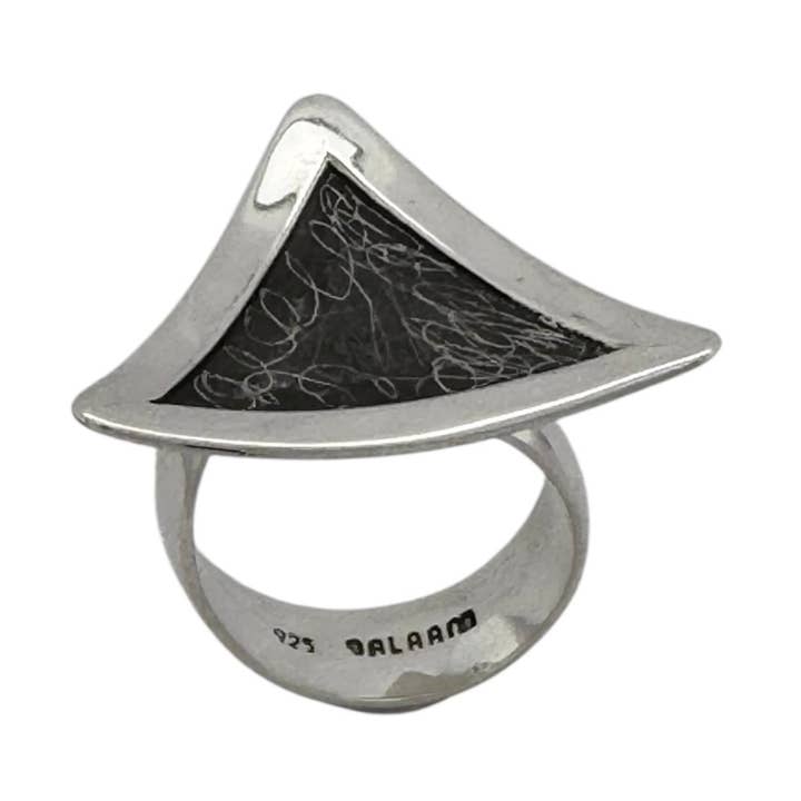 BAGUE EN ARGENT MASSIF À FACETTES pour la vente par Balaam Design