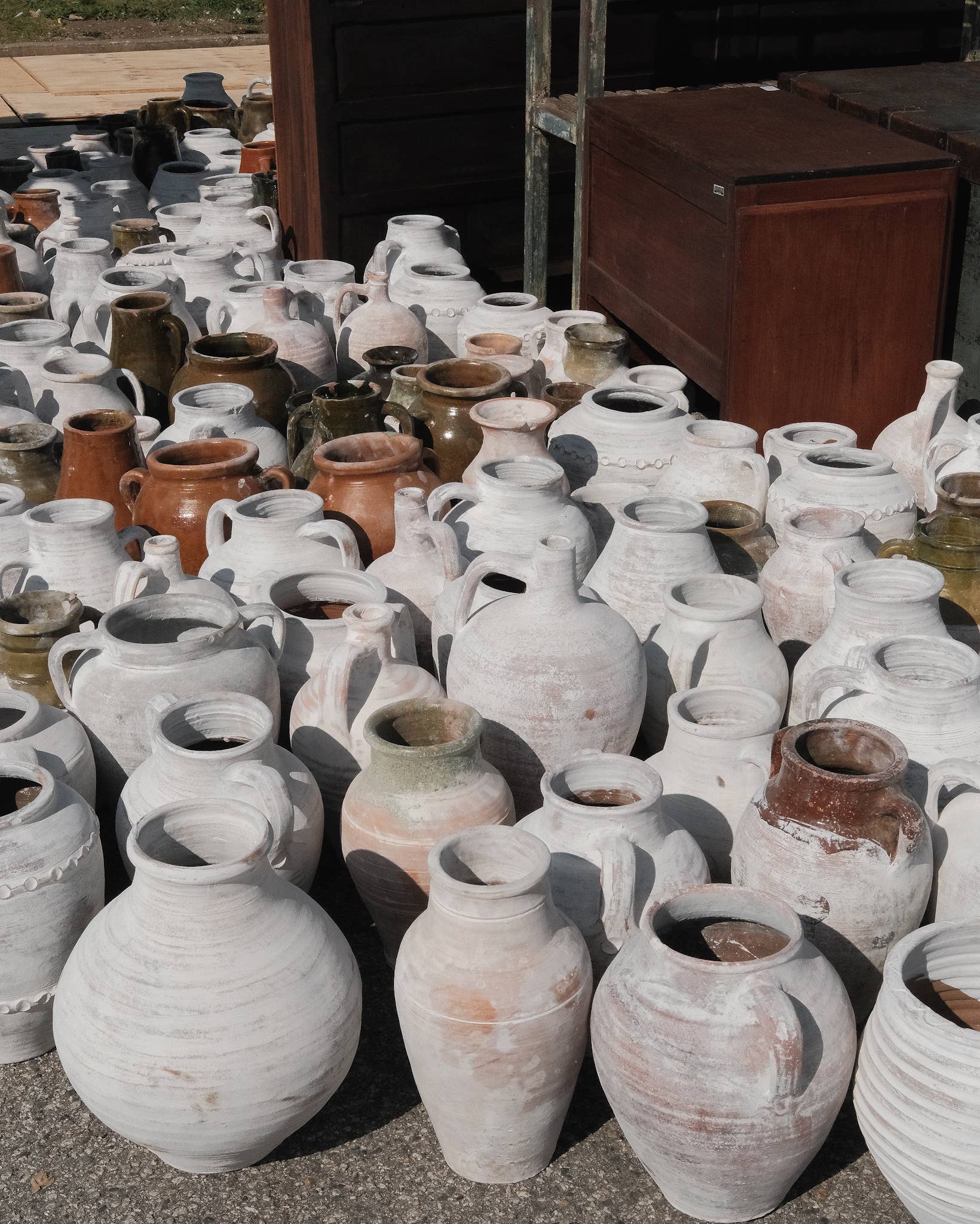 Golden Oldies Antiques - Vente Urnes - Urne en terre cuite patinée blanc vieilli4