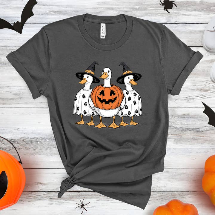 Halloween Ganzen Graphic T-shirt - Herfst Spookseizoen Shirt voor wholesale door The Purple Chickadee