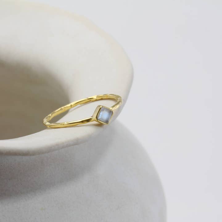 Banyan Jewellery – Großhandel Einzelstein-/Solitär-Ring – Handgefertigter zierlicher Ring aus Vermeil-Mondstein aus 18 Karat Gold