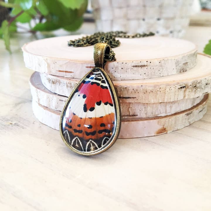 Malay Lacewing - Sommerfuglevinge Halskæde for engroshandel hos Anise Designs