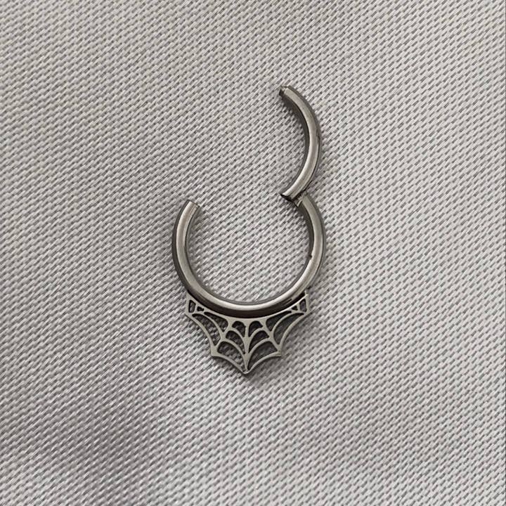 Coffynco – wholesale Näsring – The WIDOW septum-/daith-ring i rostfritt stål med clicker3