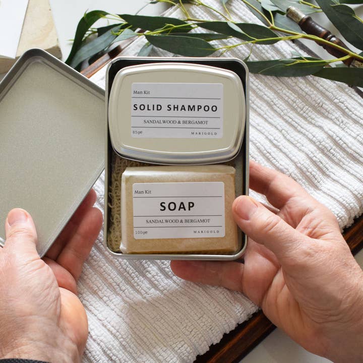 Marigold Charms - Wholesale Set met bad- en lichaamsproducten - Heren - Milieuvriendelijke luxe cadeauset voor op reis1