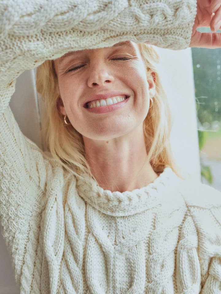 Listowel Damenpullover mit Aran-Zopfstrick – Creme für den Großhandel von Aran Woollen Mills