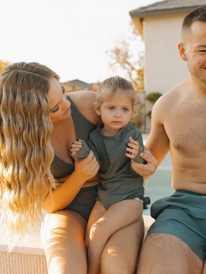 Traje de manga corta con volantes acanalados de color verde liso para venta al por mayor de Current Tyed Clothing