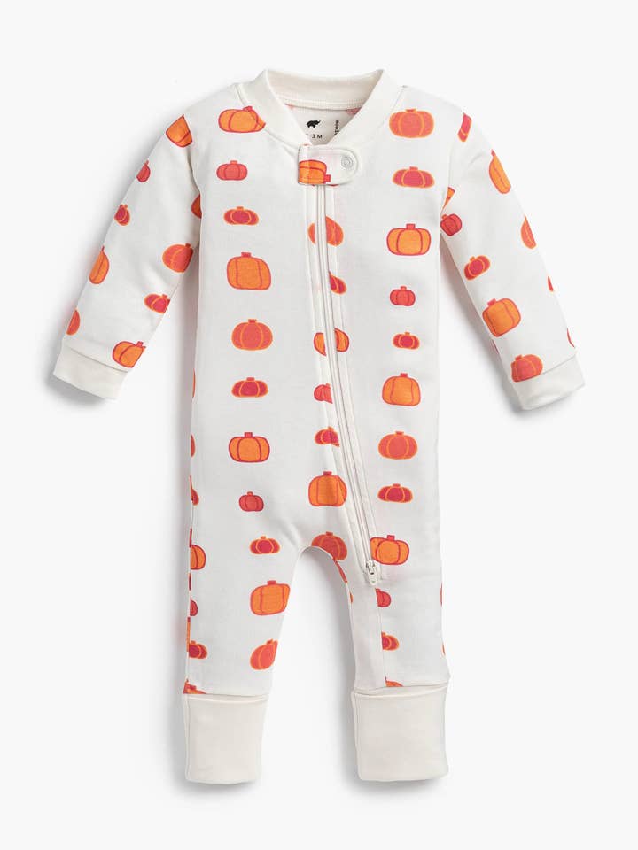 Pyjama une pièce pour bébé d'Halloween_Patch de citrouilles pour la vente par Monica + Andy