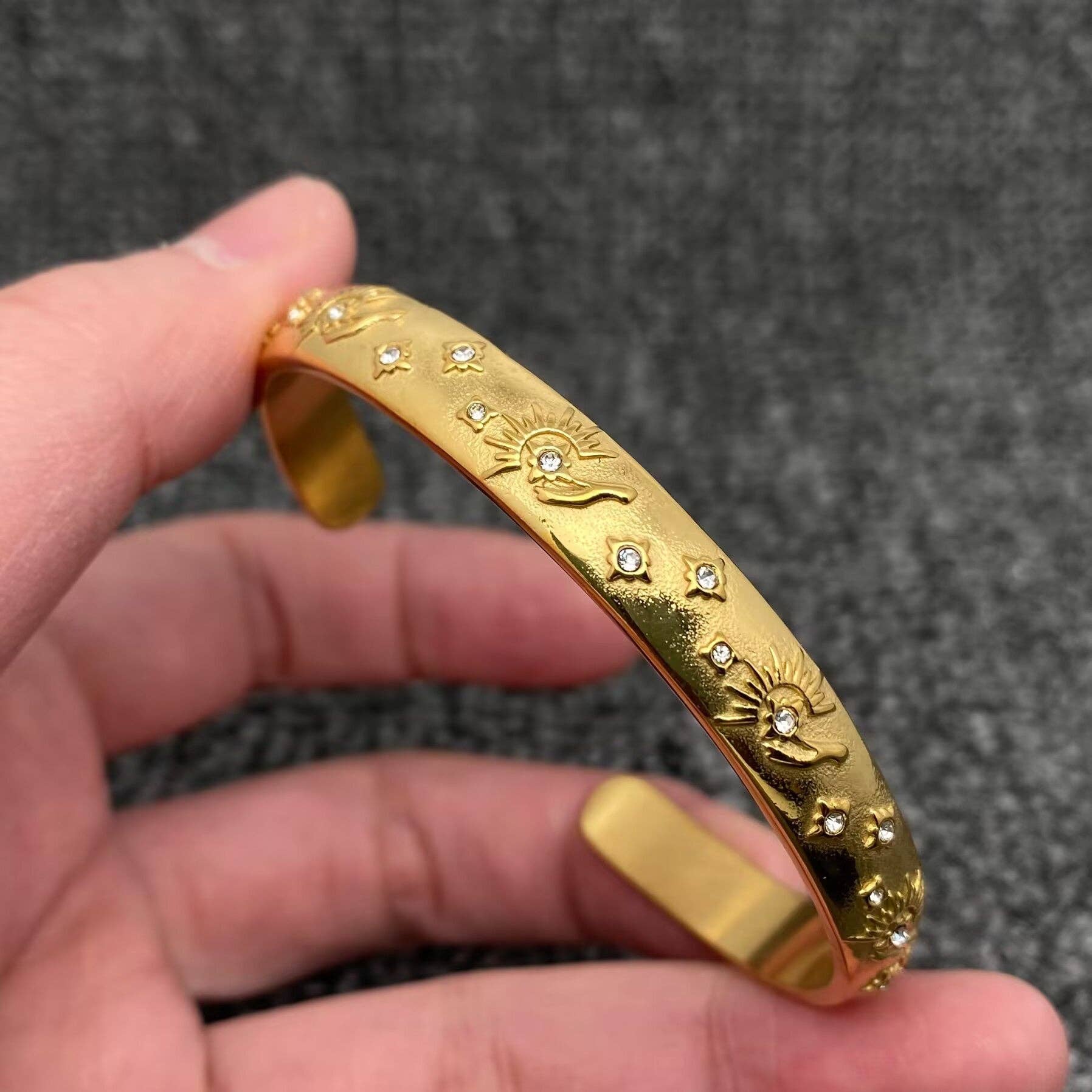 Mio Queena - Vendita all'ingrosso Bracciale a polsino - Bracciale rigido stile tarocchi in acciaio inox placcato oro 18K - FGS/MS25