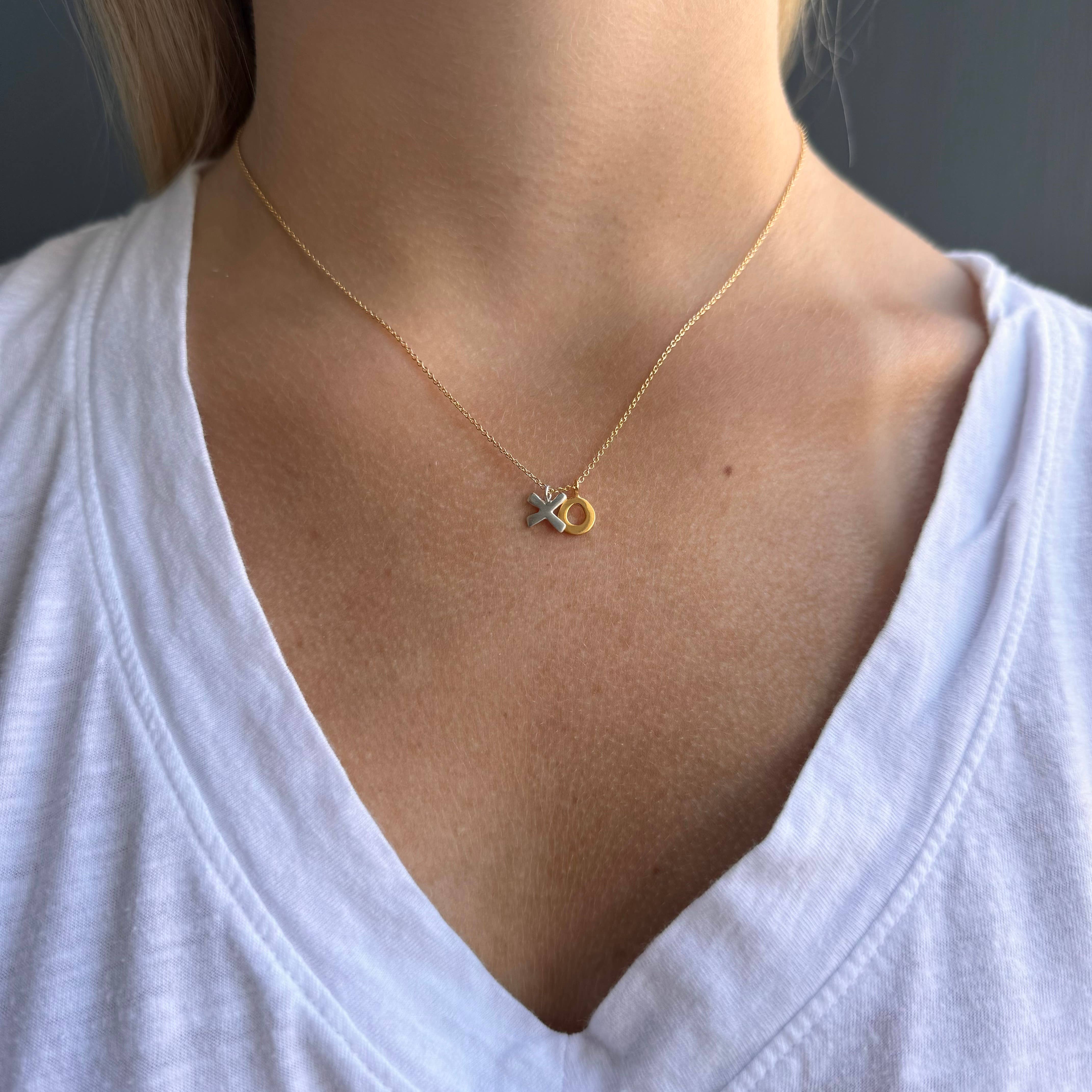 Philippa Roberts – Großhandel Kette mit Anhänger/Charm – Kleine X- und O-Halskette in Silber, Vergoldet oder Gemischt2