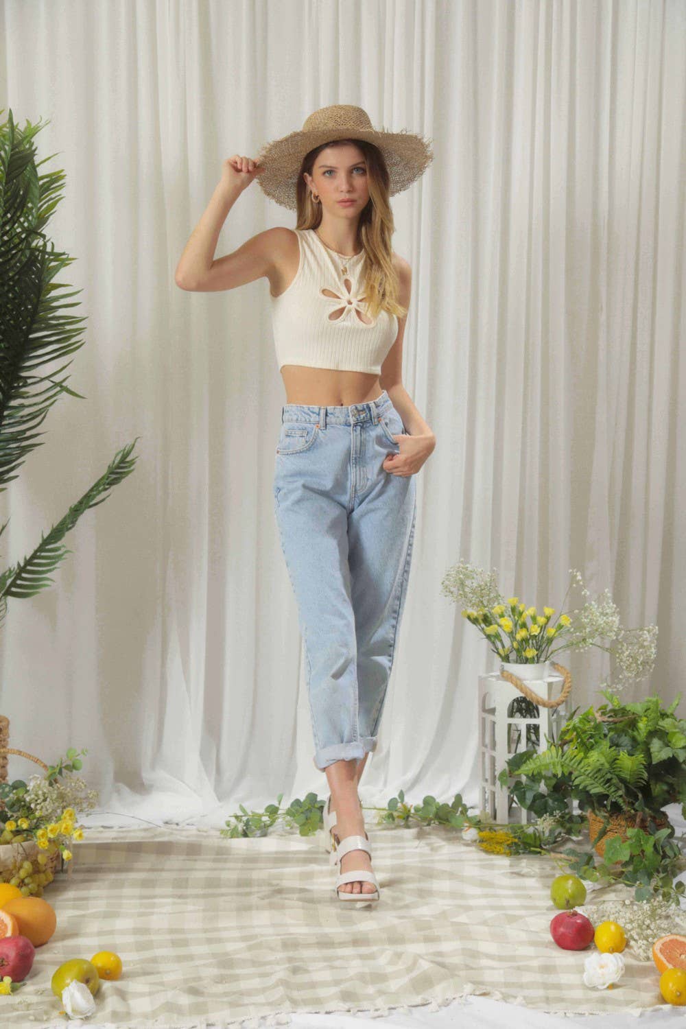 Endless Blu - Vendita all'ingrosso Top in maglia - Donna - TOP CORTO RITAGLIATO FLOREALE A COSTE DJT52124