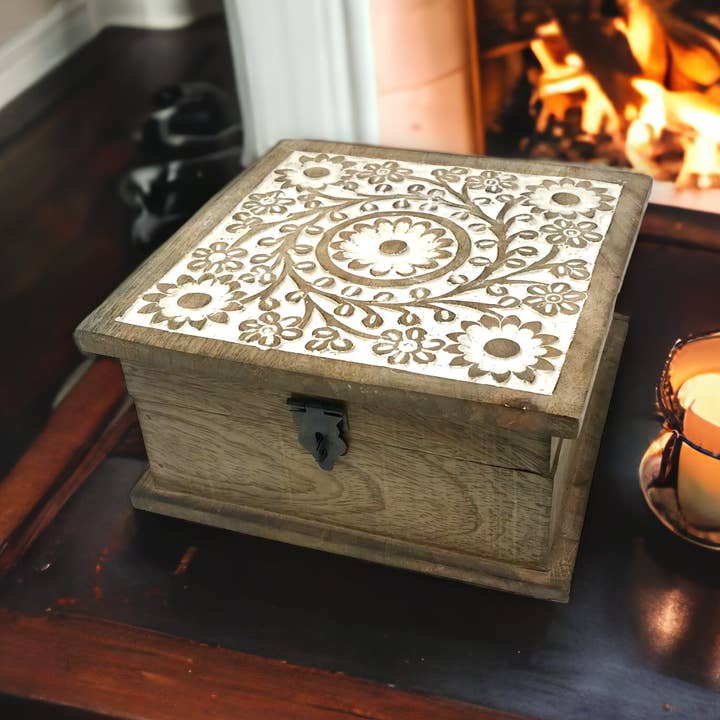 Wilco Home – wholesale Prydnadslåda – Fall Snidad Trä "Blomsterträdgård" Gångjärnsförsedd Låda2