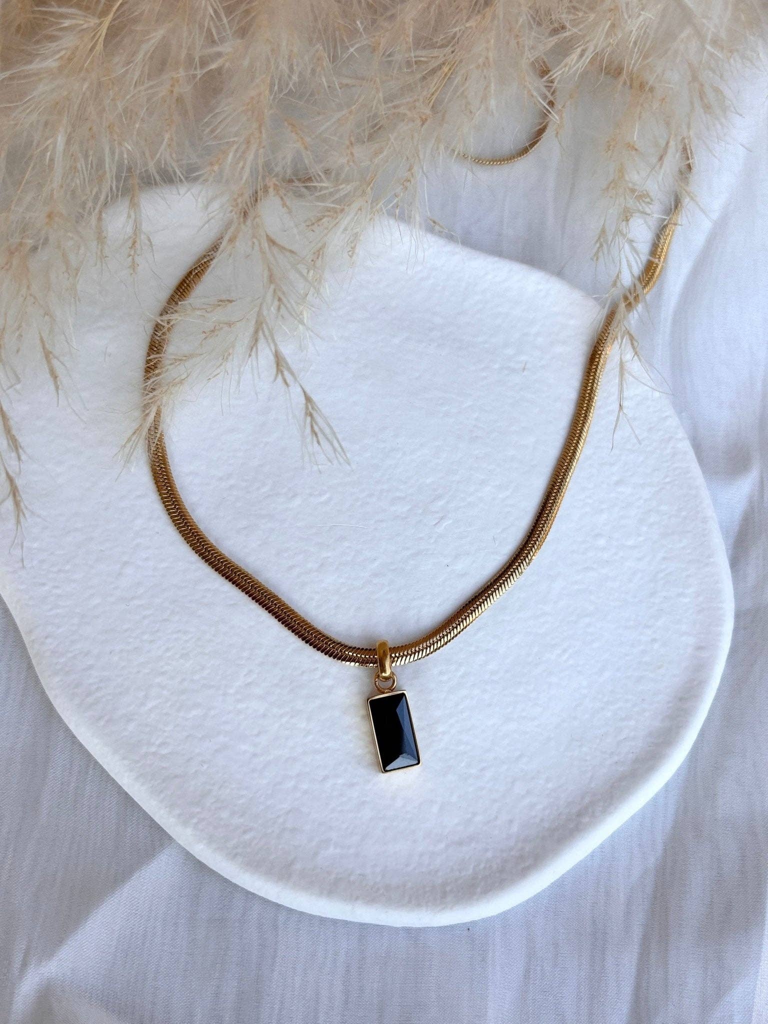 DUESTELLE ITALIA – wholesale Pendant/charm necklace – Eclipse Noir - Necklace with black rectangular pendant3