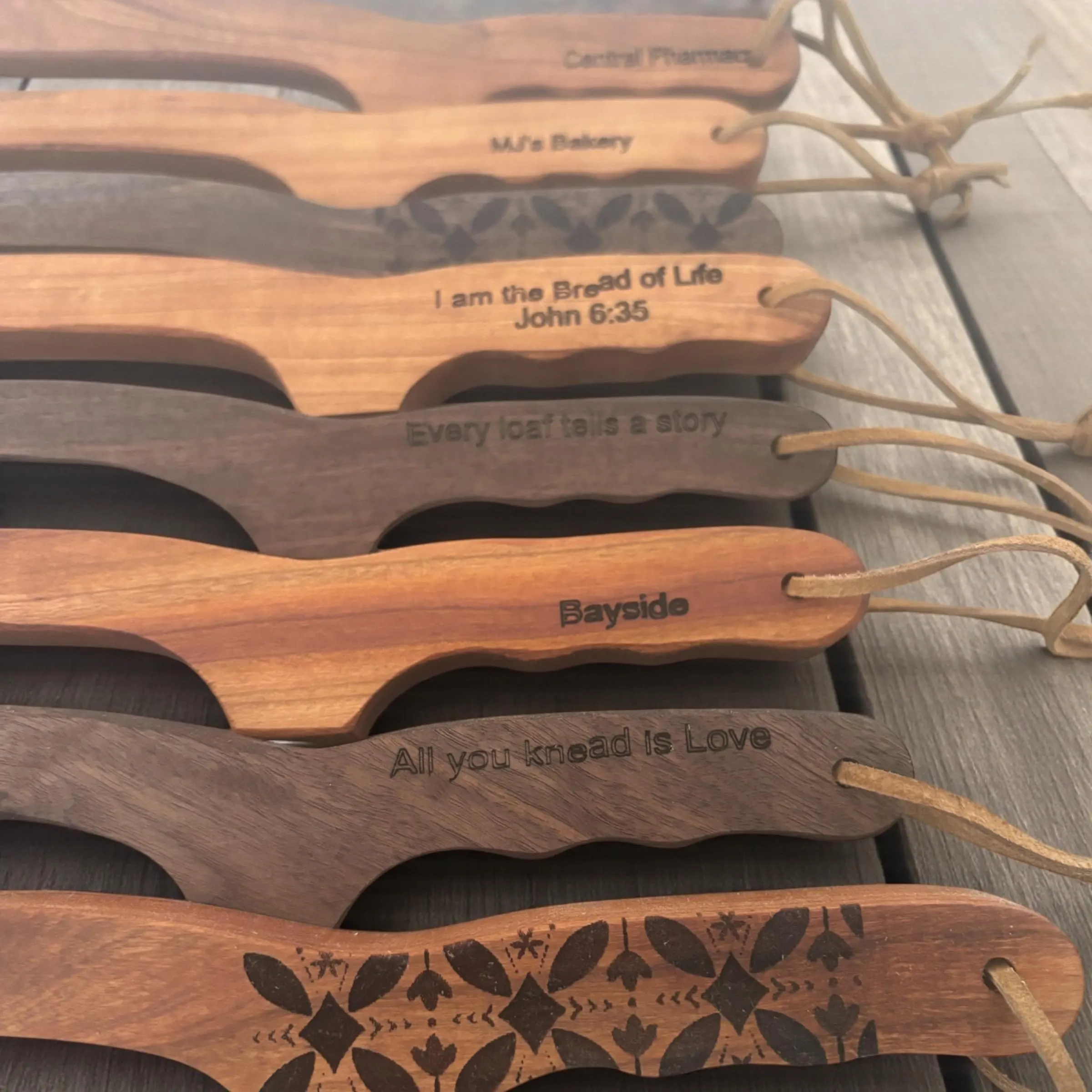 Pagel & Sons - Vente Couteau de cuisine/multi-usage - Couteau à pain artisanal en bois de noyer dentelé pour pain au levain1