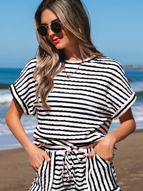 Lovesoft - Venta al por mayor Conjunto de ropa cómoda - Mujer - Conjunto de camiseta de manga corta de punto a rayas rosas y pantalones cortos con cordón
