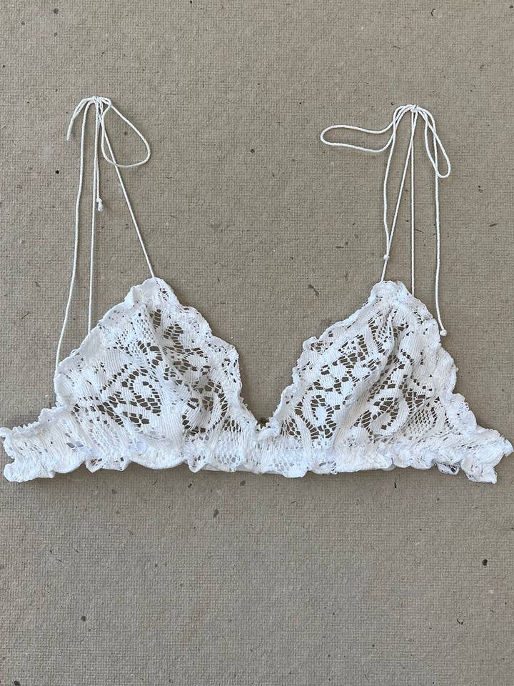 Brassière Anaphore en dentelle crochetée vintage recyclée pour la vente par Clare Bare