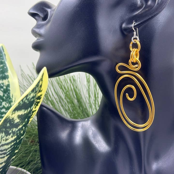 Jewelry With Me - Vendita all'ingrosso Orecchini pendenti - Orecchini astratti in filo di alluminio dorato con filo auricolare in argento sterling