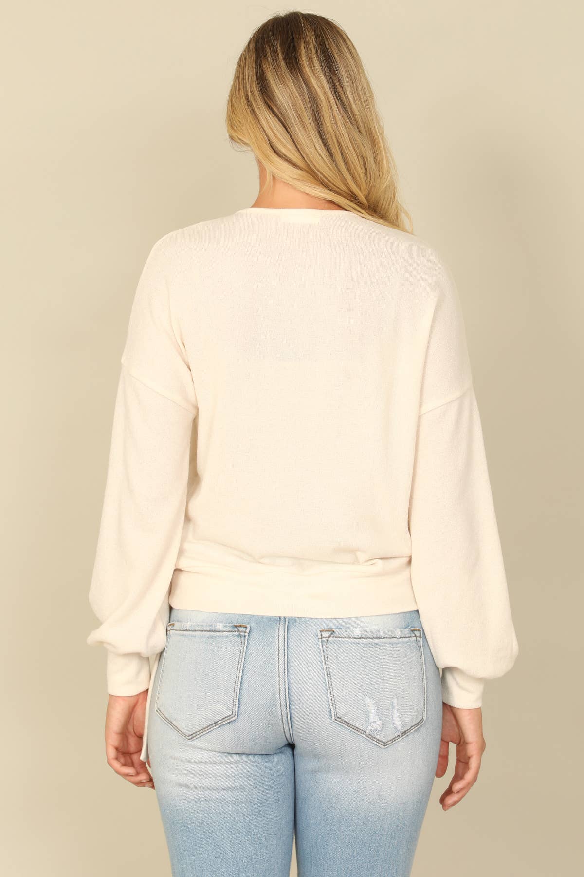 You & Me – Großhandel Bluse – Damen – YMT20079SOLID LANGÄRMELIGES BAUERNBLUSE-WICKELTOP MIT SEITLICHEM BINDEN UND ÜBERSCHNITTENEM AUSSCHNITT1