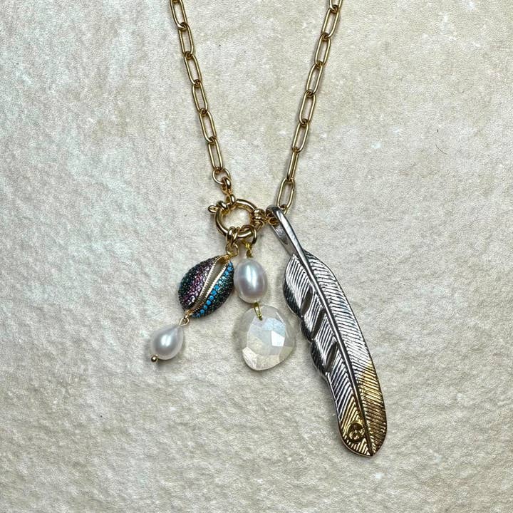 Collar con colgante de pluma grande en dos tonos para venta al por mayor de Clarke Palmer