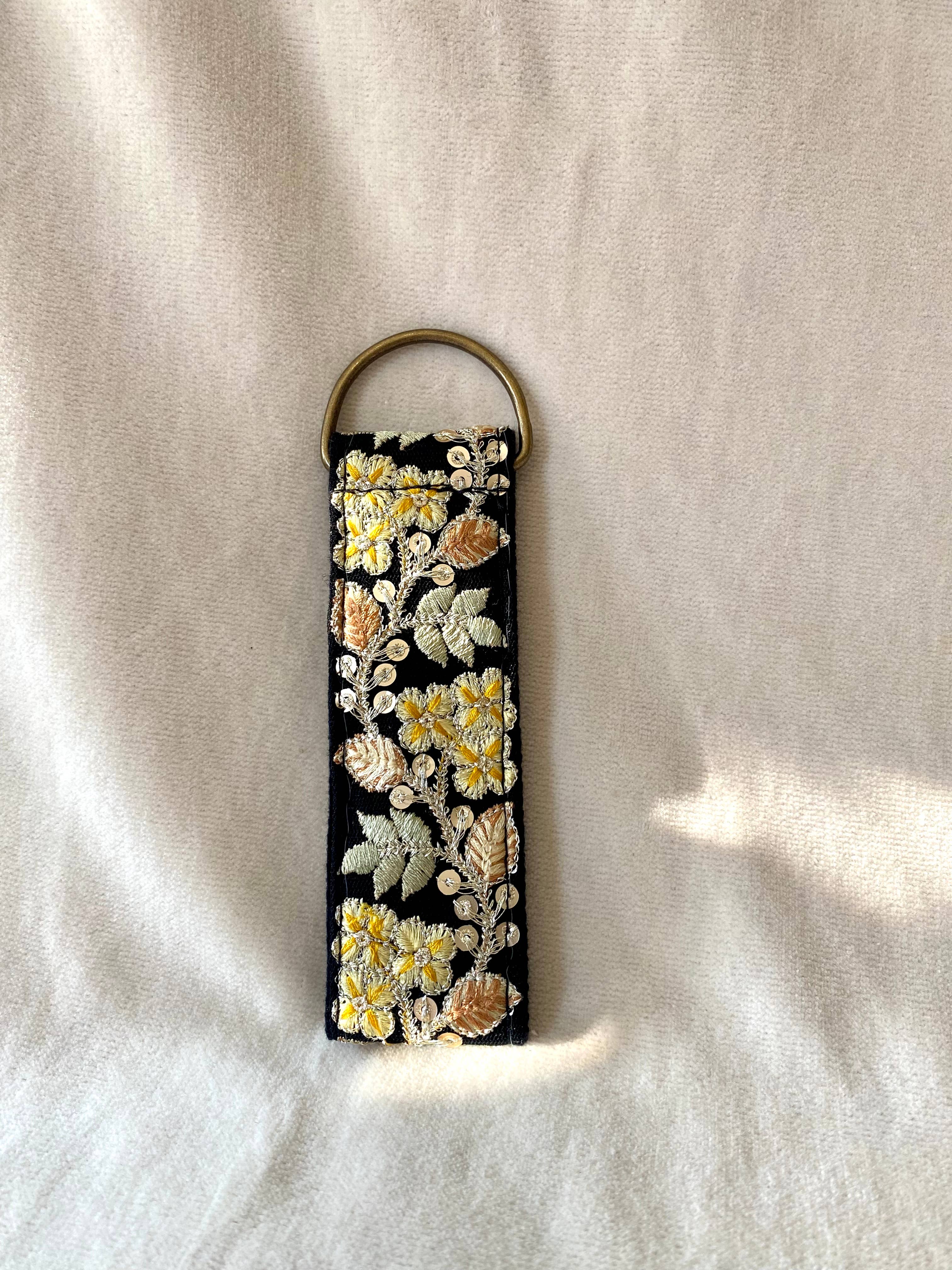 Harvest Grapes in Schwarz - Blumen-Schlüsselanhänger - Herbstgeschenke für den Großhandel von Temple of Treasure