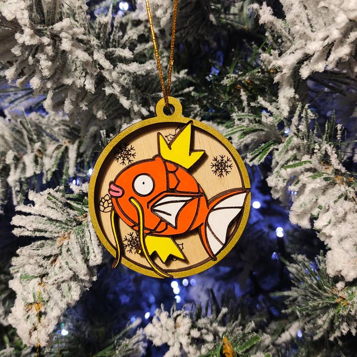 Herbs&Belles – Engroshandel Julepyntsæt – Træfarvede farverige Pokémon-julepynt Magikarp-evolution3