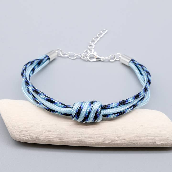 Blå Spiral Knot Paracord armbånd for engroshandel hos La Fabrique du Noeud