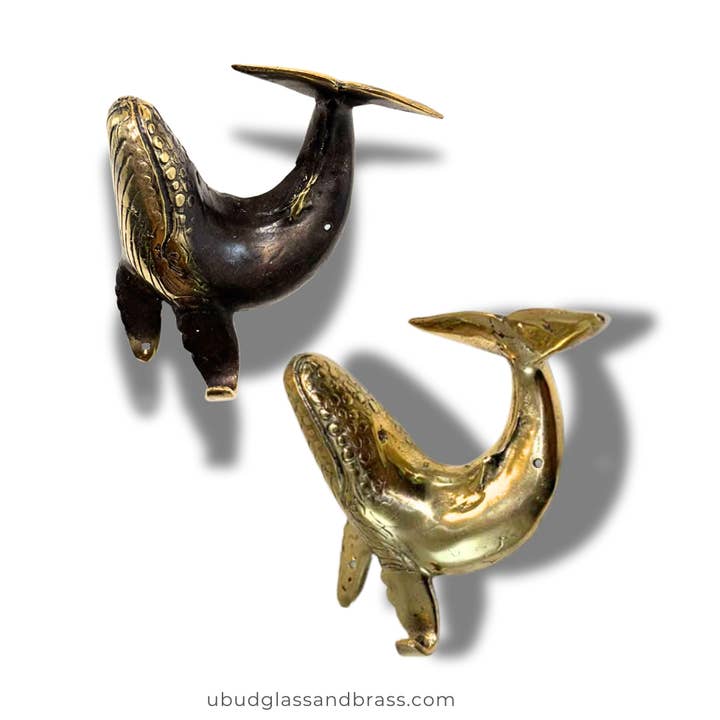 Handdukshållare i mässing med dykande val – Väggdekoration för kustnära barnrum och badrum vid stranden för wholesale av Ubud Glass