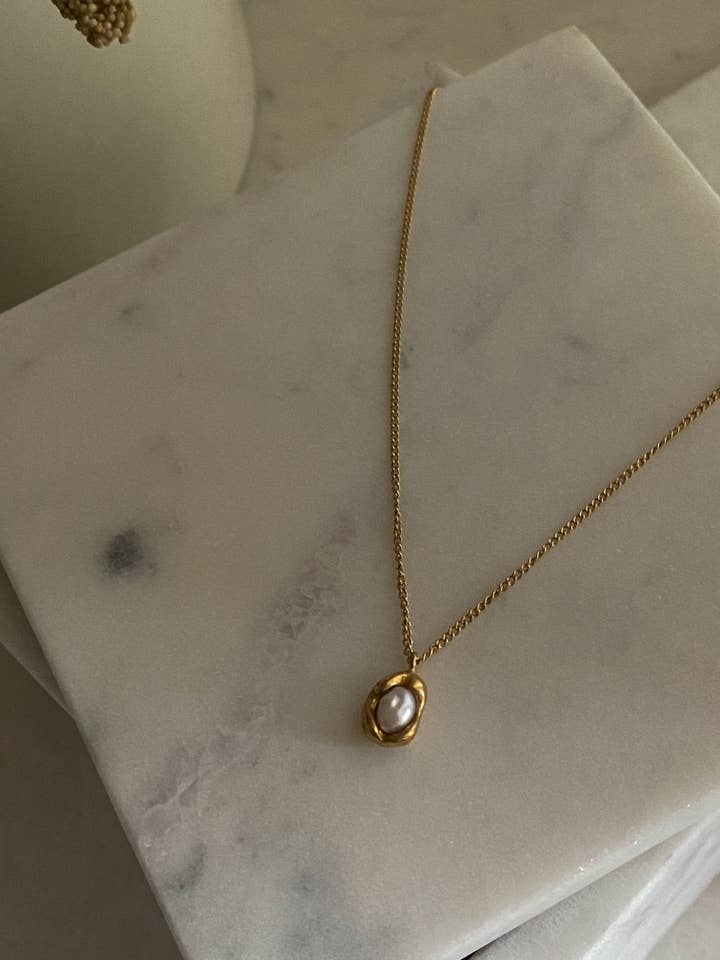 Marina perle halskæde for engroshandel hos Sweet Grove Collective